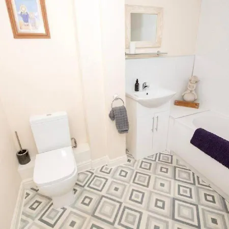 Puffin - Beautifully Furnished Double Bedroom Apartment *